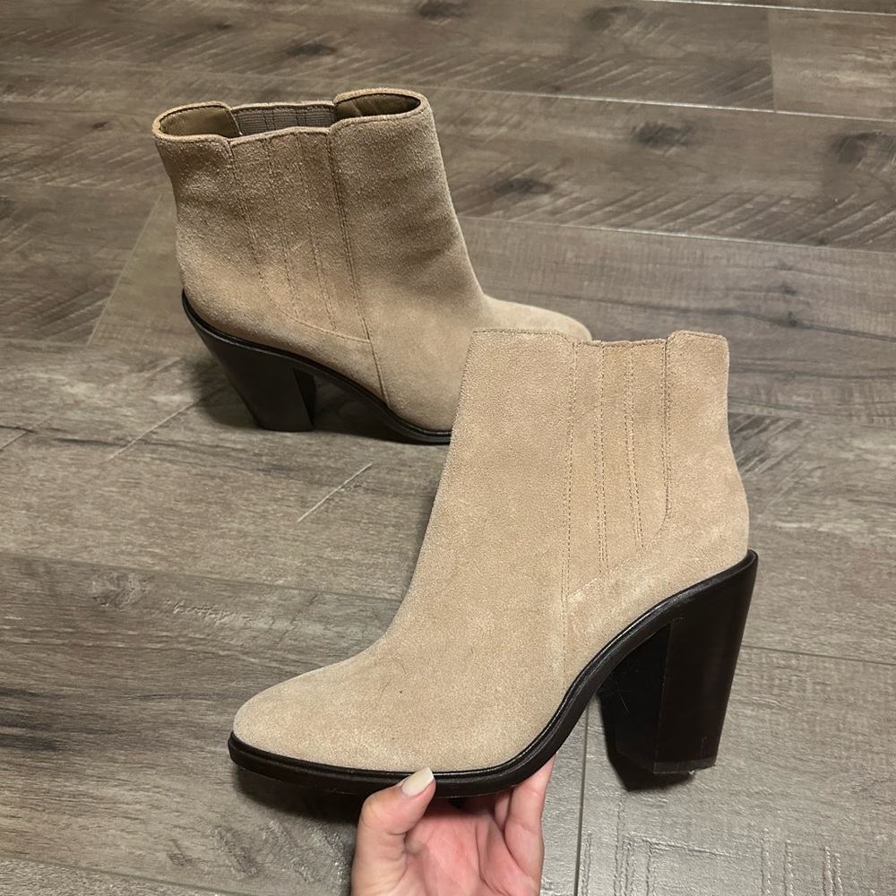 Joie Cloee Suede Wood Block Heel Chelsea Ankle Boot Gesso 39.5 NWOB